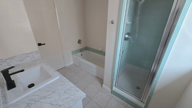 Building Photo - 526 S St Andrews Pl