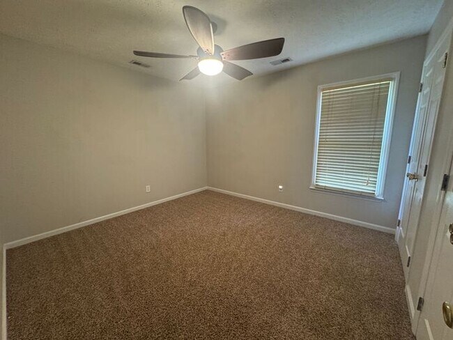 Building Photo - 4 bedroom 3 Bath Home