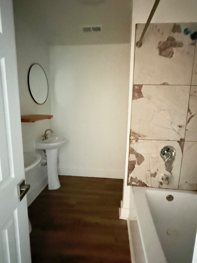 Building Photo - 1912 Sanford Dr