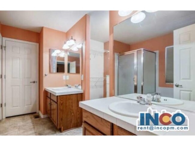 Building Photo - Spacious 3 bed 3 bath Townhome end unit wi...