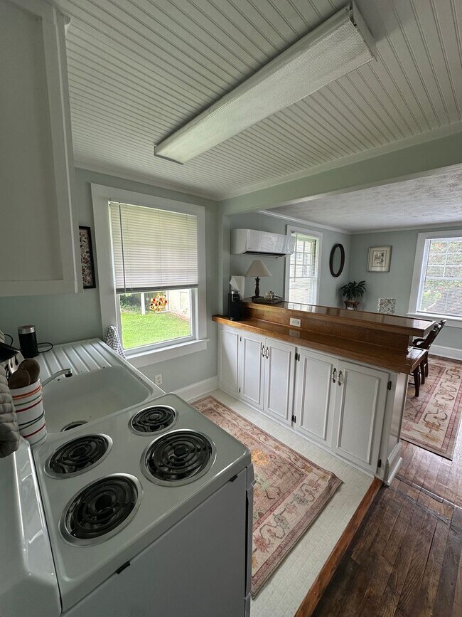 Building Photo - One Bedroom Garage Apartment in 5 Points!!