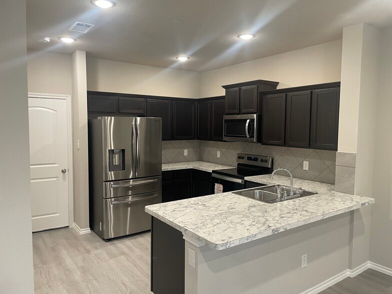 kitchen - 2209 Greystone Dr