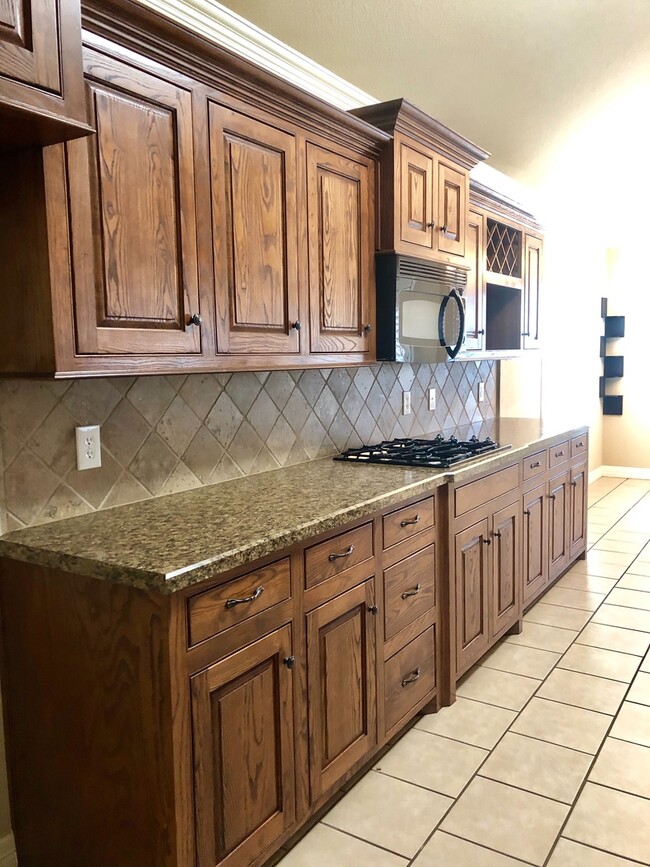 Building Photo - 4 Bedroom in South Lubbock