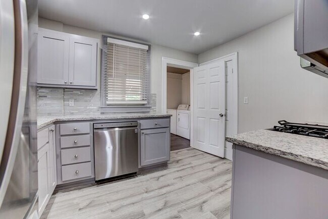 Building Photo - 2/1 Bright and Cheery Home Right Off Downtown!