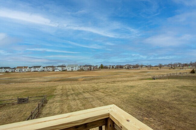 Building Photo - Great Views Overlooking the Golf Course - Large 3 Bedroom End unit TownHouse