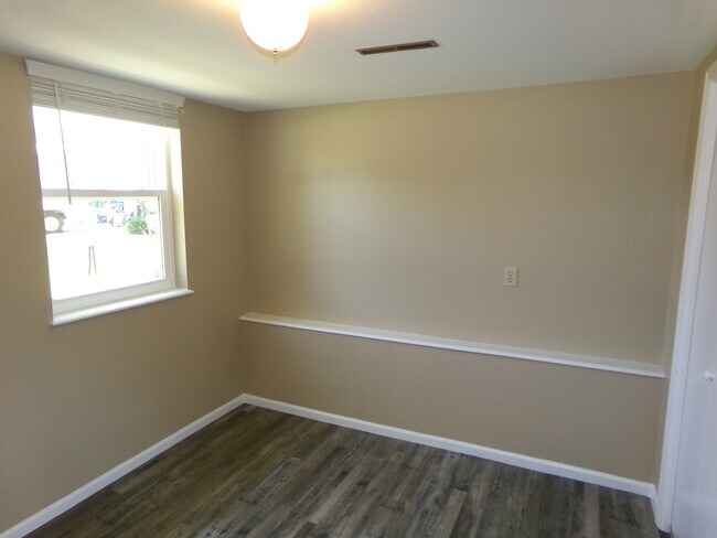 Building Photo - 4 Woodbine Ct