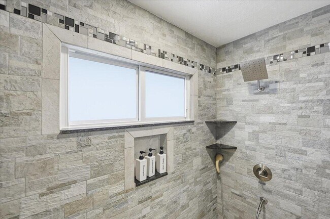 Building Photo - 1326 SW Bartell Ave