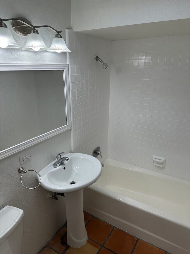 Building Photo - MISSION HILLS-SPACIOUS 2BR /2BA WITH MODER...