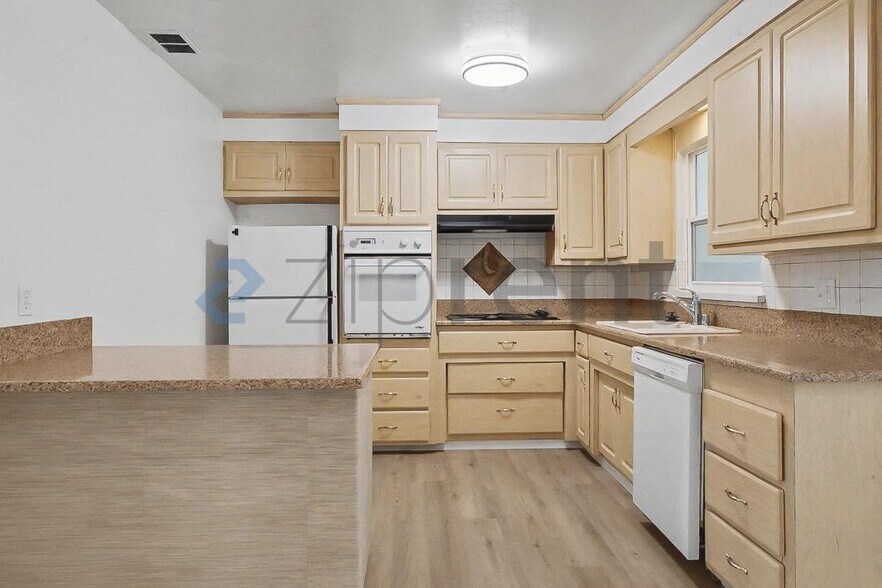 Building Photo - 1644 Bowling Green Dr