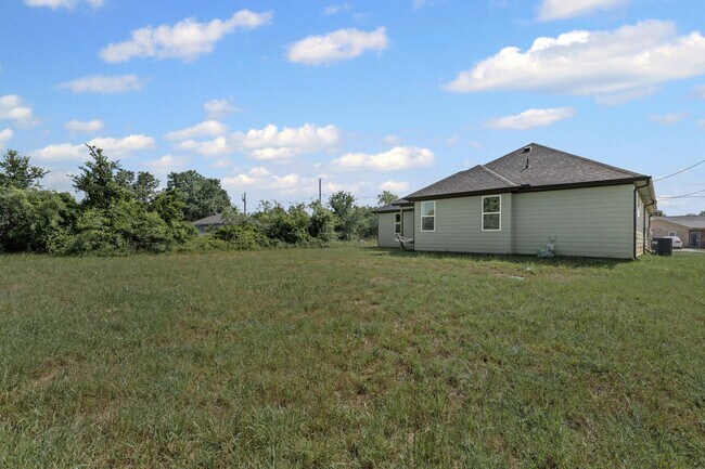 Building Photo - Grand in Granbury!