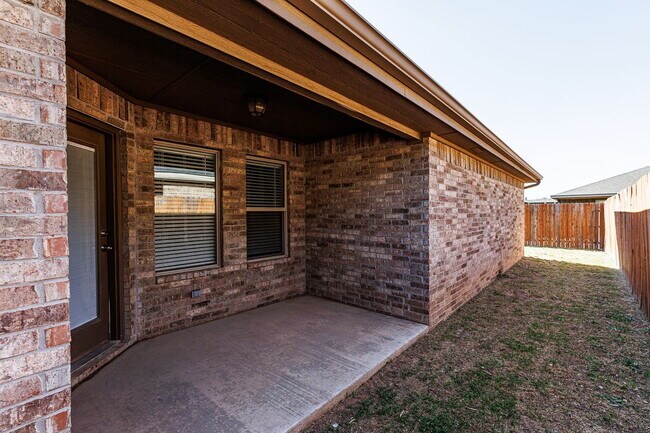 Building Photo - Beautiful, Spacious Duplex in South Lubbock