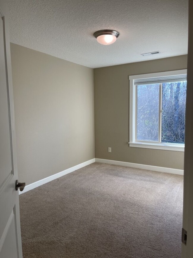 Building Photo - Beautiful Townhome in Camas!