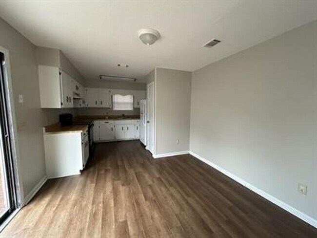 Building Photo - 220 Garden Cir