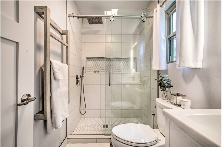 Building Photo - 1385 Northbrook Dr