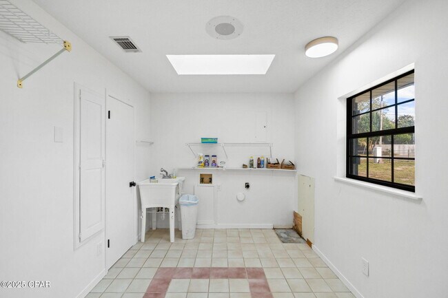 Building Photo - 224 E Lakeshore Dr