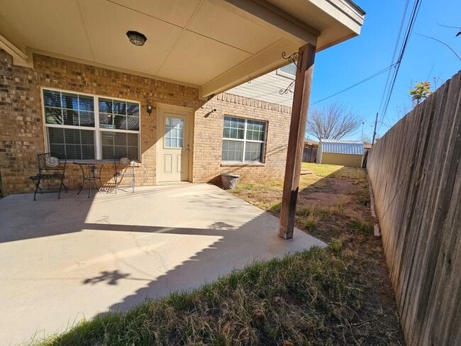 Building Photo - 604 NE Ave E Pl