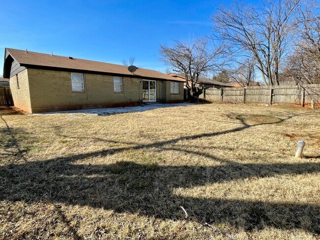 Building Photo - Updated 3 bed 1.5 bath