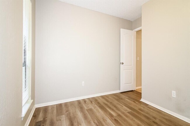 Building Photo - 10101 Mamus Ln