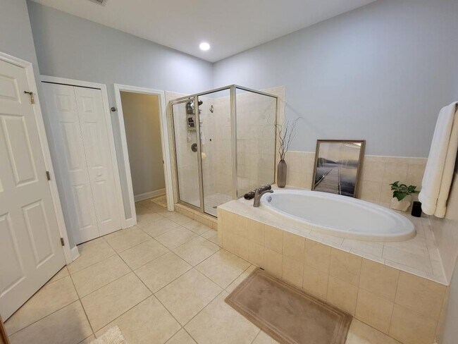 Building Photo - Fully Renovated Large 3 Bed 2.5 Bath 2 Car Garage Townhouse in Perfect Location
