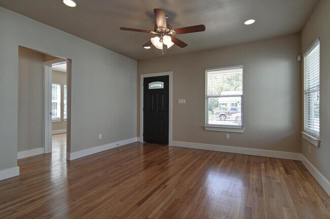 Building Photo - UT PRE-LEASE: 2013 Completely Remodeled 6 ...