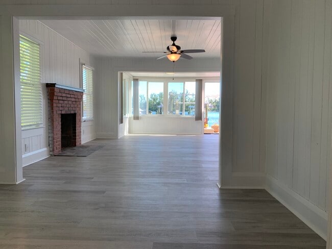 Building Photo - 7140 Longboat Dr E