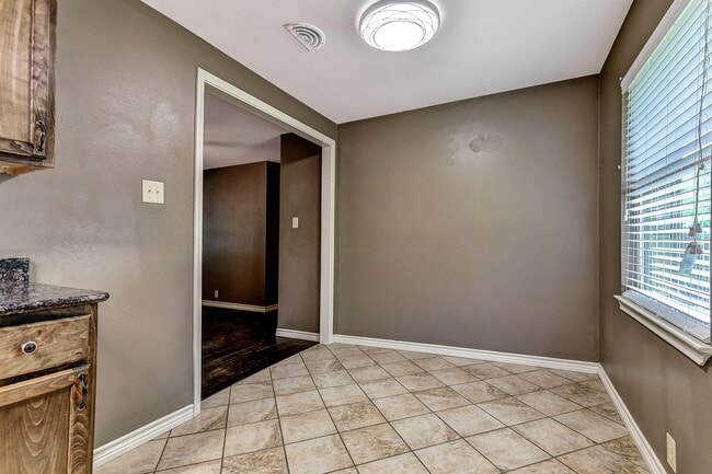 Building Photo - 806 E Rosedale St