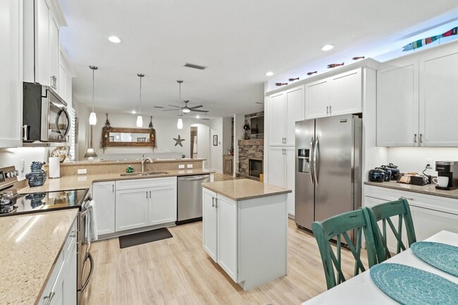 Building Photo - 10 Armand Beach Dr