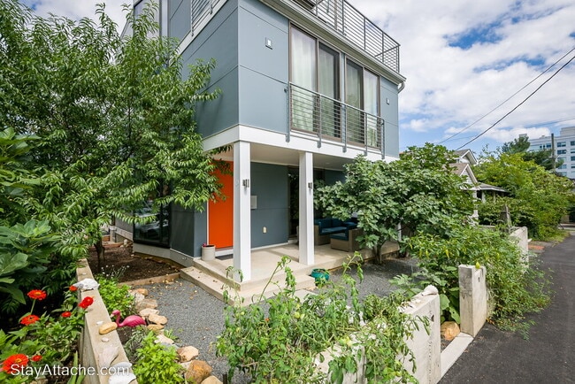 Building Photo - Fully Furnished Contemporary Residence in the Heart of Arlington