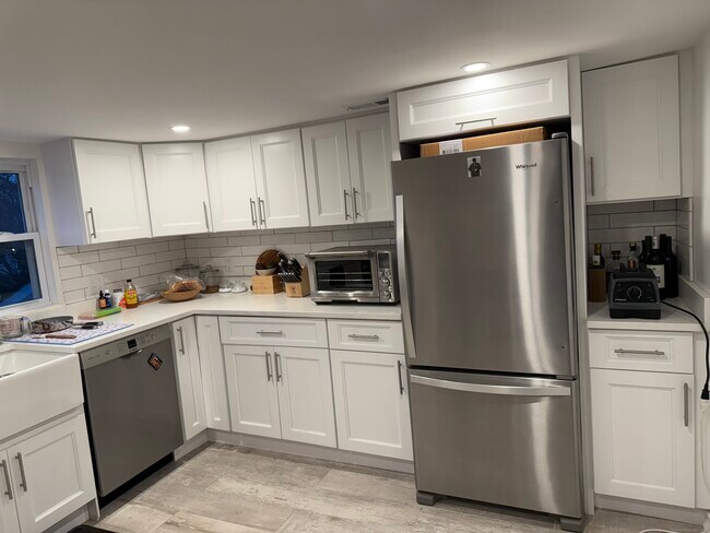 Building Photo - 2 Oak St