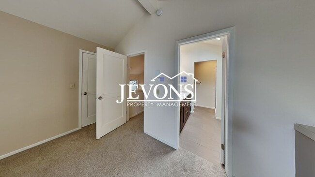 Building Photo - Top-floor 2-level condo with brand-new kit...