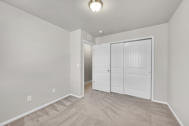 Building Photo - 3 bed 3 bath townhome in gated community w...