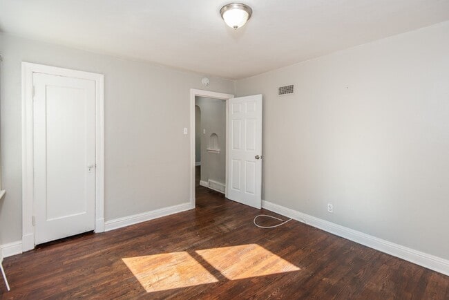 Building Photo - 320 Henquin Dr