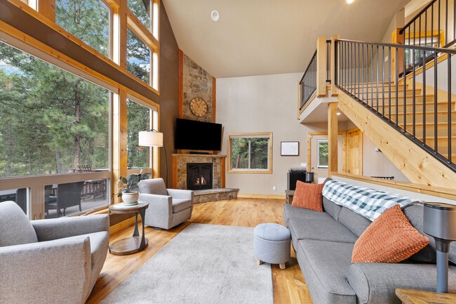 Building Photo - 14583 Sylvan Dr