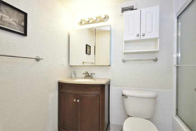 Full Bathroom - 2501 S Ocean Dr