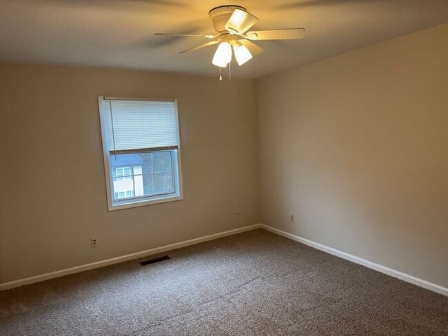 Building Photo - Convenient location in Concord near the hospital