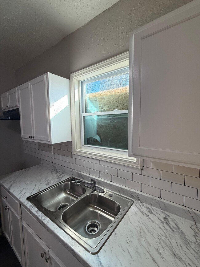 Building Photo - 744 Baltimore St