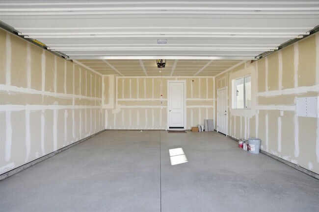 Building Photo - Brand new 3 bed 2.5 bath townhouse
