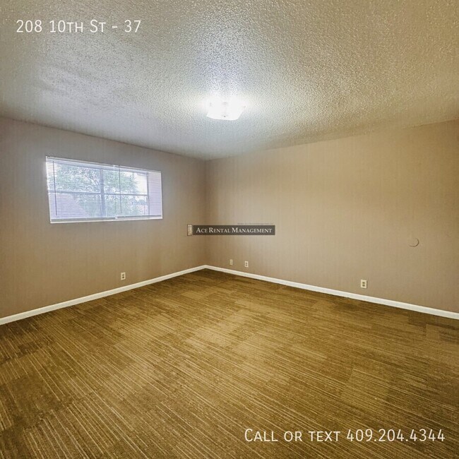 Building Photo - 208 N 10th St
