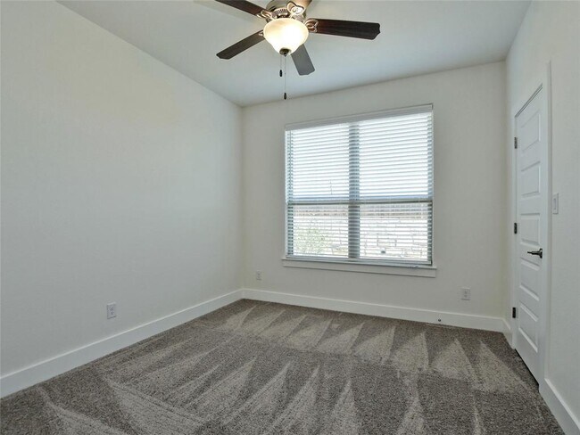 Building Photo - 402 Parkline Dr