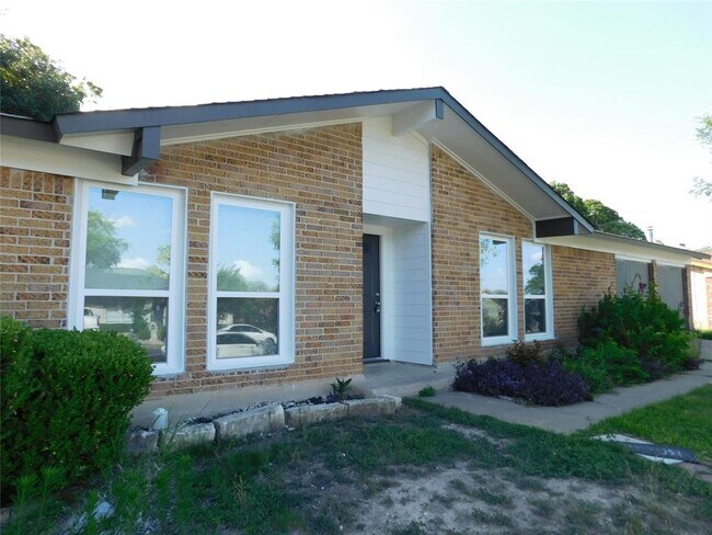 Building Photo - 10100 Woodglen Dr