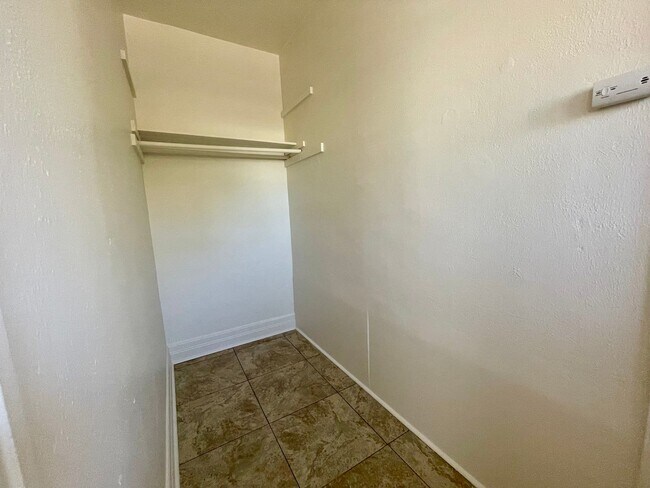 Building Photo - Spacious 1 Bedroom in Ontario!