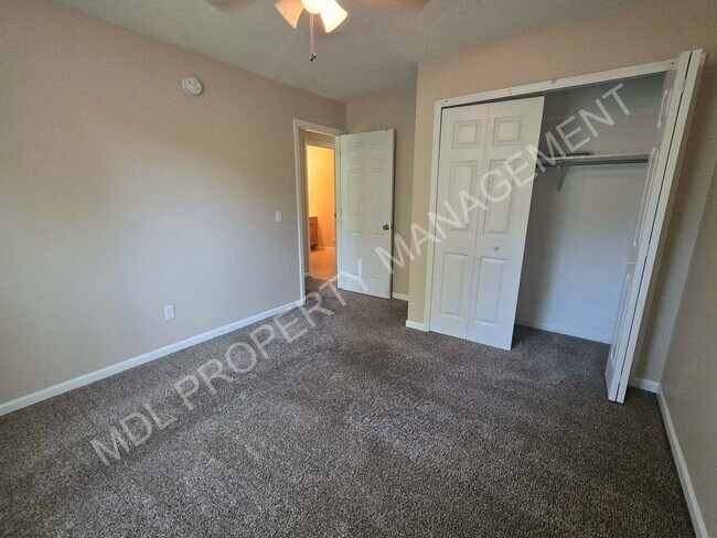 Building Photo - 4-Bedroom Duplex in Midland