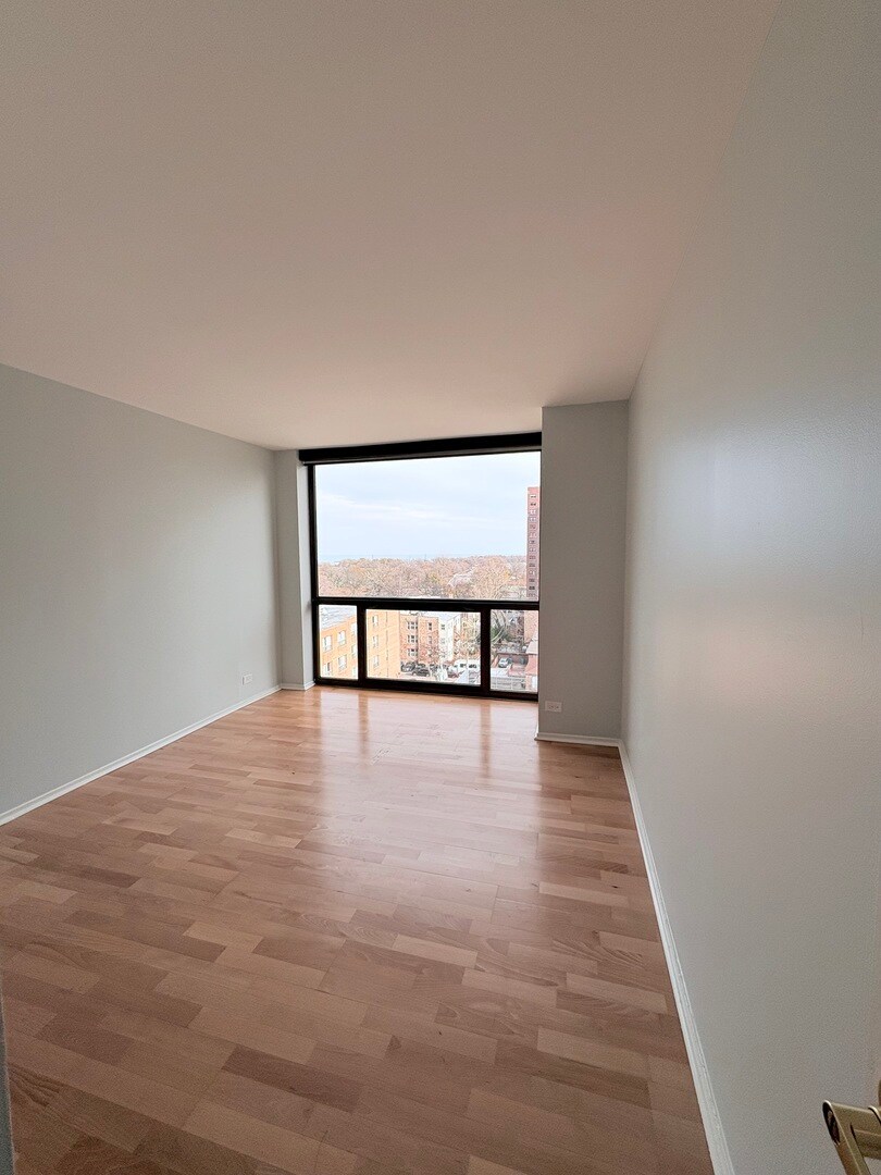 Building Photo - 4343 N Clarendon Ave