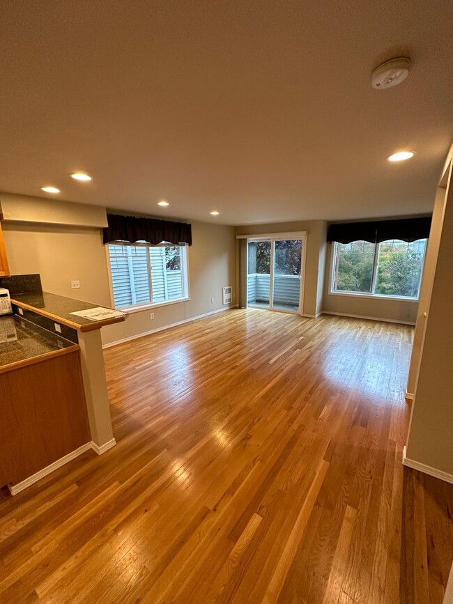 Building Photo - 3 bed 2 bath Townhome Green Lake Neighborh...