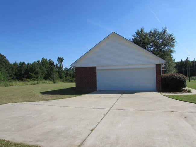 Building Photo - Rural Setting