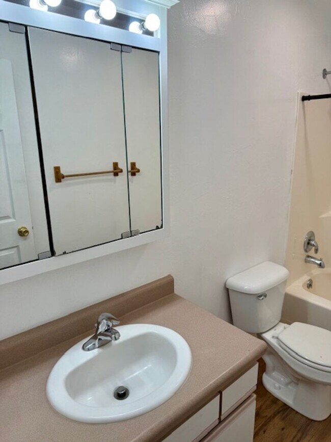 Building Photo - 3 Bedroom, 2 Bathroom 4-Plex