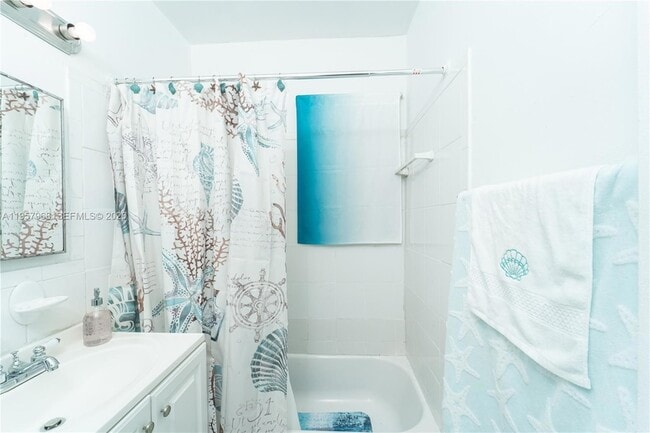 Building Photo - 1215 NE 127th St