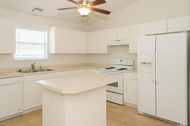 Building Photo - "Coastal Comfort Awaits: Charming 3-Bed, 2...