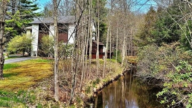 Building Photo - 52 Medallion Rd