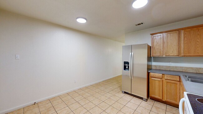 Building Photo - $950 + 2 WEEKS FREE RENT!!!